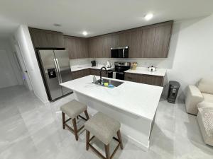 フロリダシティにあるThe serene suiteの白い島の広いキッチンが備わる客室です。