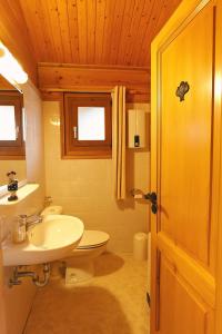 Bilik mandi di Küstenhaus Silbermöwe +11 gambar