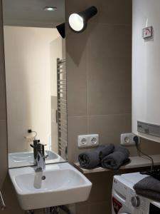 Ένα μπάνιο στο Yellow House Apartments - Top 3