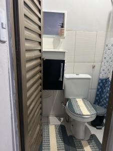 a small bathroom with a toilet and a sink at A melhor localização de Belém do Pará in Belém