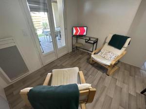 a living room with two chairs and a couch at La lande in Pontonx-sur-lʼAdour