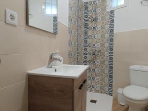 ein Badezimmer mit Waschbecken, Toilette und Dusche in der Unterkunft El rinconcito de Bruno in Arcos de la Frontera