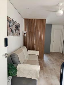 un soggiorno con un divano e un tavolo di Stay & Relax Enseada - Guarujá a Guarujá