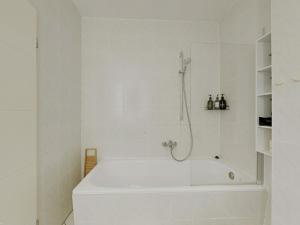 Ένα μπάνιο στο Yellow one