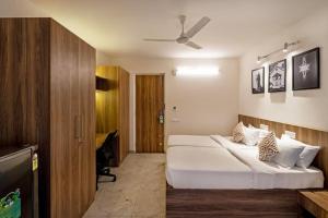 Un pat sau paturi într-o cameră la Wandr Hotel- HSR Layout, Sector 7