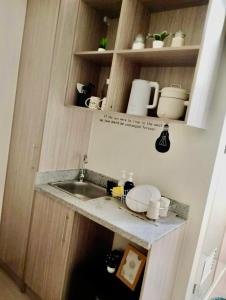 Kuchyň nebo kuchyňský kout v ubytování Sky Condotel Staycation