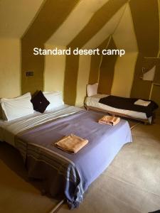 Ένα ή περισσότερα κρεβάτια σε δωμάτιο στο Standard Desert Camp