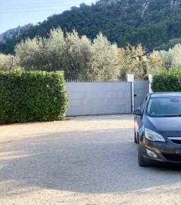 ein Auto, das in einer Einfahrt neben einem Zaun parkt in der Unterkunft Villa Pasitea - Nature & Sea Retreat in Gargano, Puglia in Mattinata + 34 Fotos