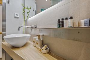 ピレウスにあるh2h NODEhome, fine, tech, smART apt piraeus 1' metroのバスルーム(カウンターの洗面台付) +9枚の写真