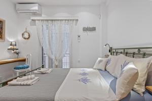 ピレウスにあるh2h NODEhome, fine, tech, smART apt piraeus 1' metroのタオルが敷かれたベッドのある寝室