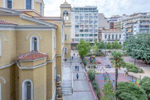 ピレウスにあるh2h NODEhome, fine, tech, smART apt piraeus 1' metroの建物から見える街並み