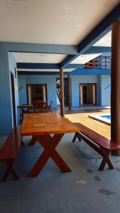 ein großer Holztisch in einem Zimmer mit Terrasse in der Unterkunft Casa de Praia em Icaraizinho Anahí Lodge in Amontada