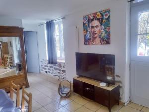 Loscouët-sur-MeuDetached house in a Breton farmhouse的客厅墙上有一台平板电视