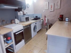 Loscouët-sur-MeuDetached house in a Breton farmhouse的带水槽和炉灶的厨房 顶部烤箱