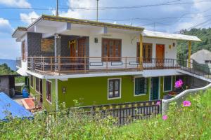 Το κτήριο όπου στεγάζεται  το κάμπινγκ +6 φωτογραφίες