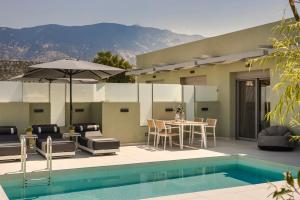 Swimmingpoolen hos eller tæt på Ionian Treasure Suites