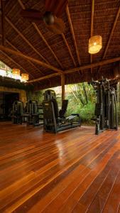 een kamer met stoelen en een houten vloer bij Vila Baru in Alto Paraíso de Goiás