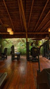 een houten terras met stoelen en een houten vloer bij Vila Baru in Alto Paraíso de Goiás +57 foto's