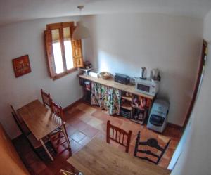 een keuken en eetkamer met een tafel en stoelen bij DonPepo Guesthouse in Torres de Albarracín +25 foto's