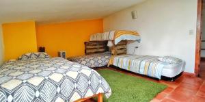 een slaapkamer met twee bedden in een kamer bij DonPepo Guesthouse in Torres de Albarracín