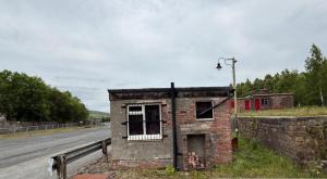 PatnaにあるThe Bunkhouseの道路脇の古煉瓦造り