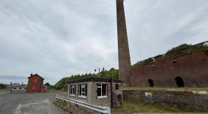 PatnaにあるThe Bunkhouseの通りの横にある煙突のある古いレンガ造りの建物