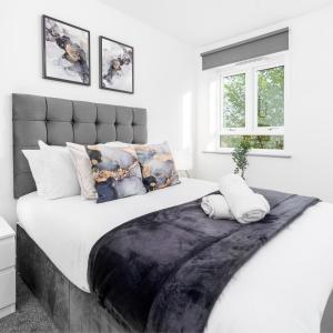 Ένα ή περισσότερα κρεβάτια σε δωμάτιο στο Two Bedroom Apartment - Parking & Balcony - Smethwick 6MC