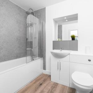 Ένα μπάνιο στο Two Bedroom Apartment - Parking & Balcony - Smethwick 6MC +13 φωτογραφίες