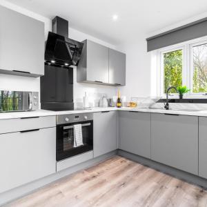 Η κουζίνα ή μικρή κουζίνα στο Two Bedroom Apartment - Parking & Balcony - Smethwick 6MC