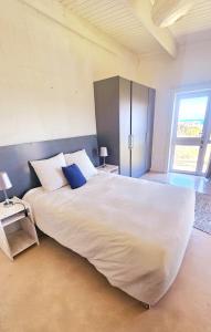 Ένα ή περισσότερα κρεβάτια σε δωμάτιο στο Little Pearl in Bettys Bay