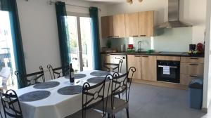 a kitchen with a table and chairs in a room at Meublé de tourisme classé 3 étoiles Le Ptit Coin de Soleil - Saint Ciers d'Abzac in Saint-Ciers-dʼAbzac