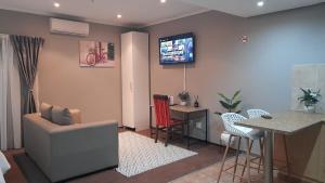 Una televisión o centro de entretenimiento en The Prestige Escape Elegant Living at Bains Lodge