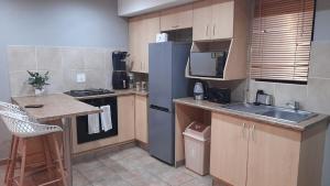 Una cocina o cocineta en The Prestige Escape Elegant Living at Bains Lodge