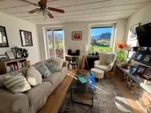 een woonkamer met een bank en een tafel bij Mountain Vista Apartment in Bled