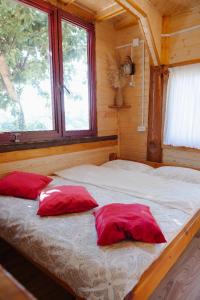Кровать или кровати в номере GoldenSeaView TreeHouse with Small Private Pool