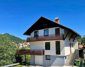 een huis met een schilddak bij Mountain Vista Apartment in Bled