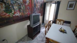 Televiisor ja/või meelelahutuskeskus majutusasutuses Del Sur Alojamiento