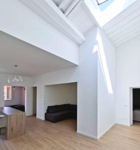 sala de estar de planta abierta con sofá y mesa en Luce -Modern Suite Apartment in Florence, en Florencia