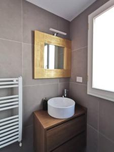 un baño con lavabo y espejo en Luce -Modern Suite Apartment in Florence, en Florencia