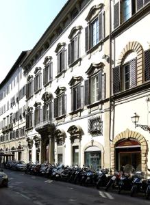 una fila de motocicletas estacionadas frente a un edificio en Luce -Modern Suite Apartment in Florence, en Florencia