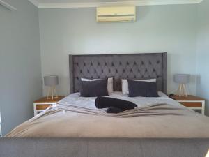 Ένα ή περισσότερα κρεβάτια σε δωμάτιο στο Tropical tide retreat Ballito