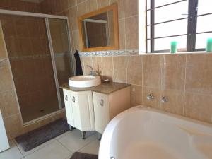 Ένα μπάνιο στο Tropical tide retreat Ballito +1 φωτογραφίες