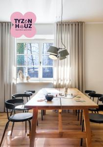 クラクフにあるTyzenhauz Villasの木製のテーブルと椅子のあるダイニングルーム