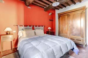 Ένα ή περισσότερα κρεβάτια σε δωμάτιο στο Medieval Stone House In The Garfagnana Hills