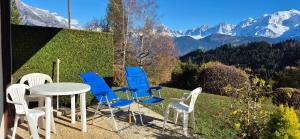 eine Gruppe Stühle und einen Tisch mit Bergblick in der Unterkunft Charmant studio avec vue sur le Mont Blanc - 22 m² - Cordon in Cordon