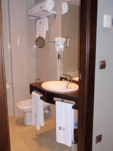 Koupelna v ubytování SNÖ Hotel Ciudad de Sabiñánigo + 17 fotografií