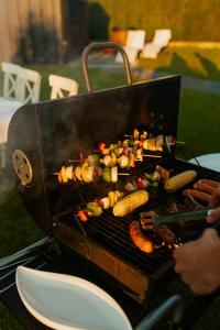 Gril dostupný pro hosty v prázdninového domu + 40 fotografií