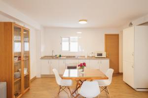 a kitchen and dining room with a table and chairs at En el Corazón de Sevilla in Seville
