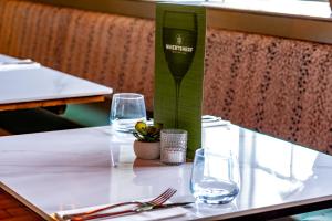 una mesa con dos vasos y una bolsa verde encima en Wheatsheaf Inn, Bar Hill, en Onneley 32 fotos más