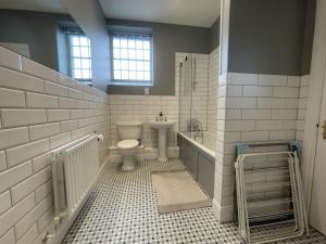 ein Badezimmer mit Toilette und Waschbecken in der Unterkunft The Manor Retreat in Oxford